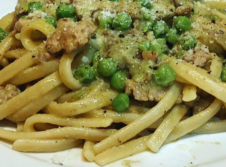 SCIALATIELLI CON PISELLI, PORCINI E SALSICCIA. Cucina con Mirko Runci